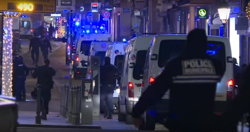 Efectivos de la policia francesa tras el tiroteo en el centro de Estrasburgo