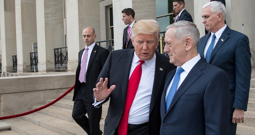 El presidente de los Estados Unidos, Donald Trump junto con el hasta ahora su Secretario de Defensa James Mattis