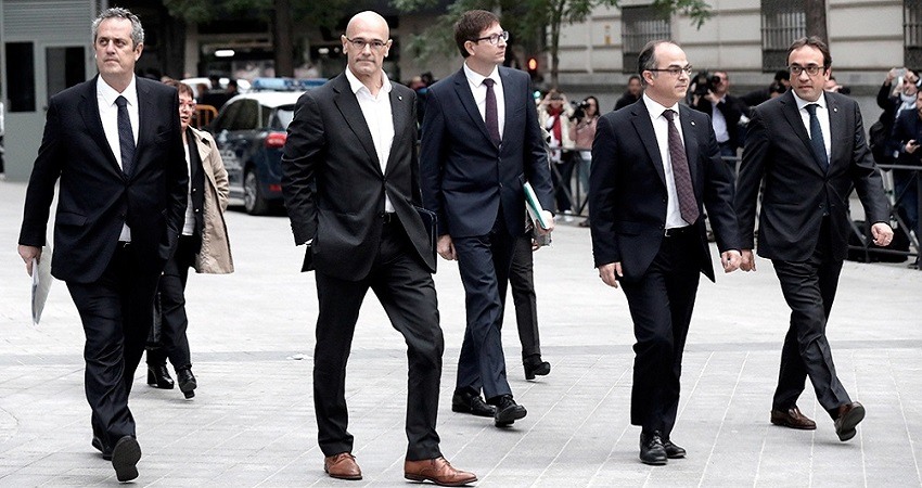 El tribunal supremo divide a los politicos catalanes juzgados por sedicion en dos grupos