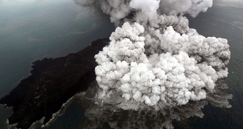 Erupcion del volcan Anak Krakatoa