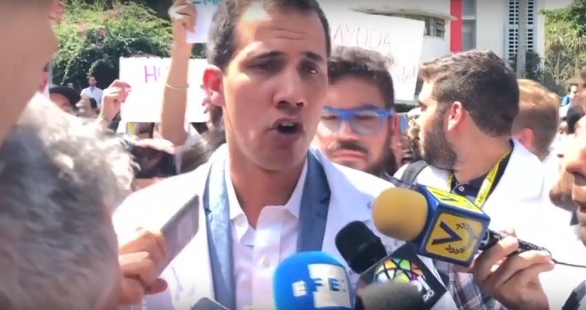 Miles de manifestantes encabezados por Guaido, instan a los militares a rechazar a Maduro