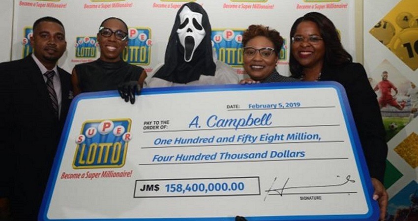 El ganador de la loteria de Jamaica recoge el premio con la mascara de Scream
