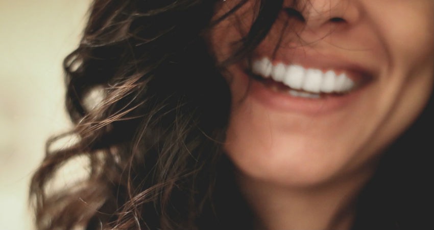 Las claves de la moda de usar carillas dentales