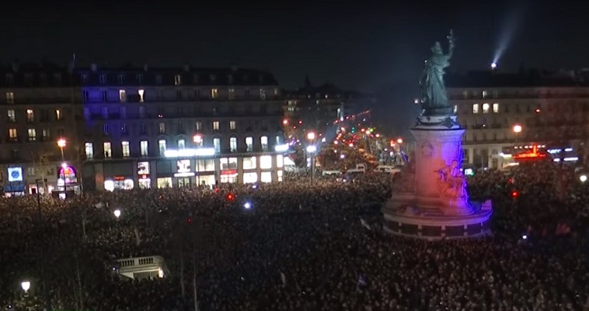 Miles de personas particpan en esa manifestacion que tiene lugar en la Plaza de la Republica de la capital de Francia, incluidos politicos y otras personalidades.