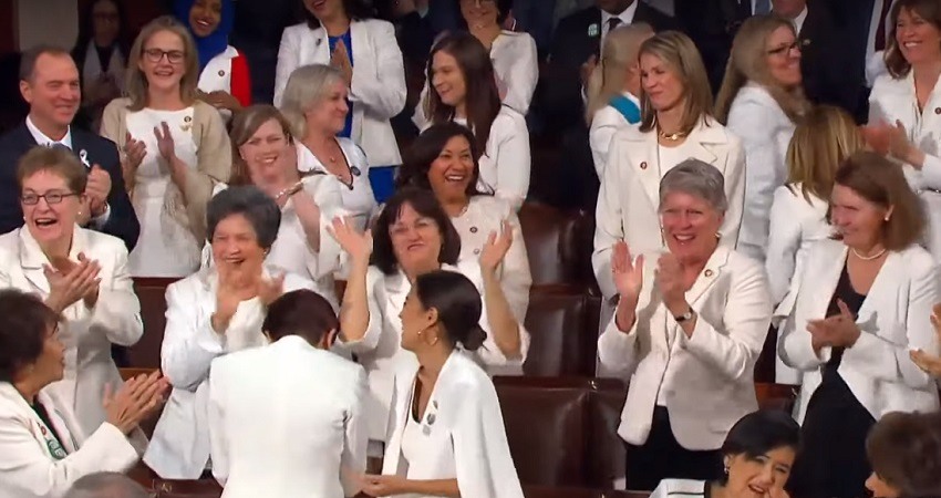 Mujeres democratas vestidas de blanco