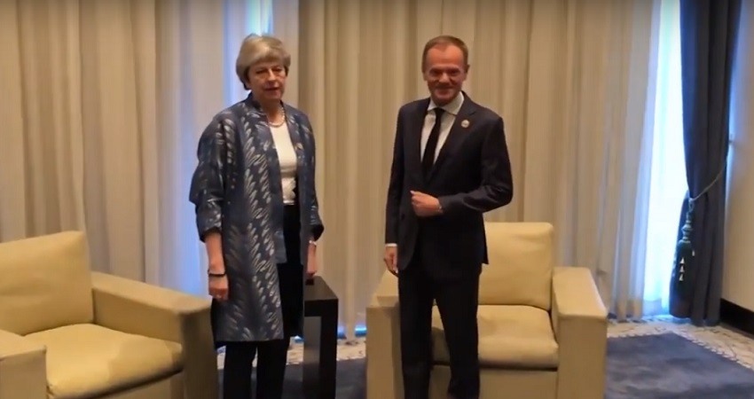 Theresa-May-mantiene-conversaciones-sobre-el-Brexit-con-Donald-Tusk-en-Egipto