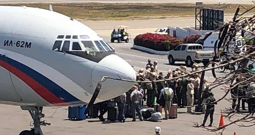 Un centenar de militares rusos aterrizan en Venezuela