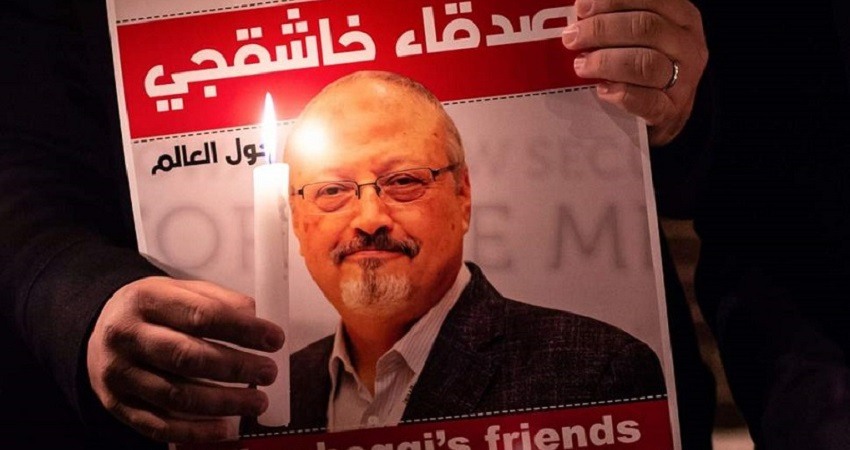 Un manifestante sostiene un poster de Jamal Khashoggi fuera del consulado de Arabia Saudita en Estambul