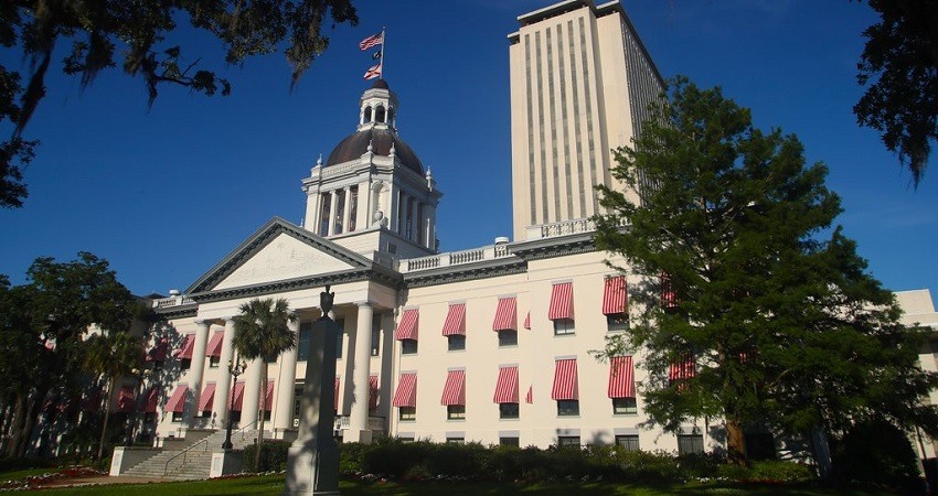 Florida aprueba que los profesores lleven armas en las aulas