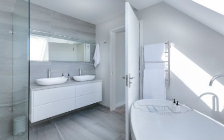 Cuarto de baño moderno y minimalista