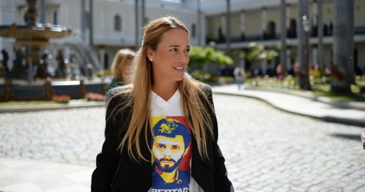 Lilian Tintori, esposa de Leopoldo López, llega a España con su hija