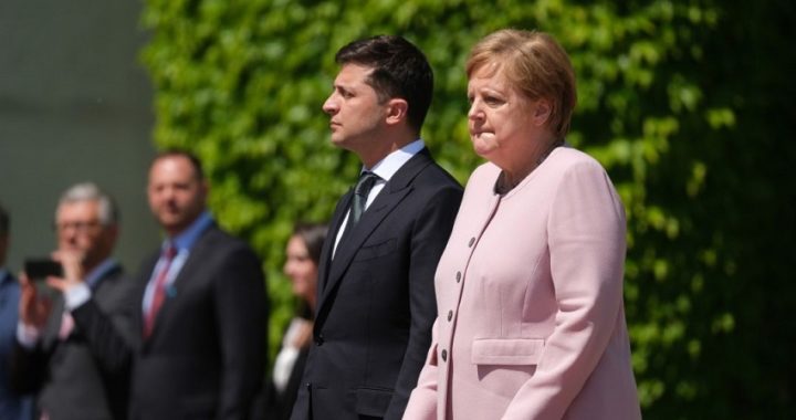 Merkel sufre una serie de espasmos en un acto oficial con el presidente de Ucrania