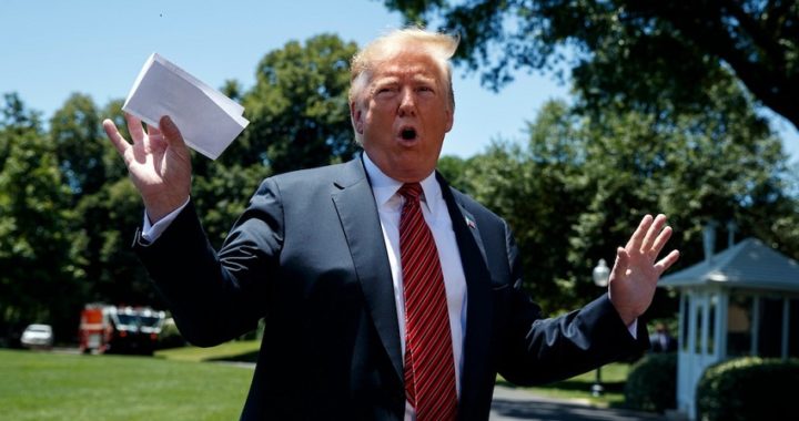 Donald Trump revela parte del acuerdo con México agitando un documento
