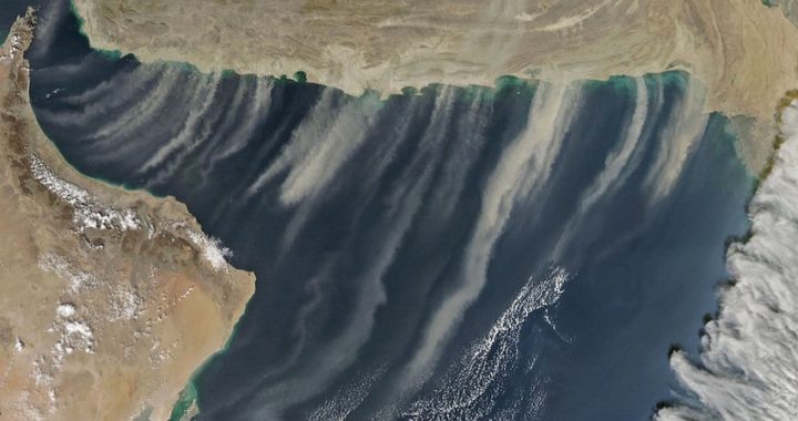 La Marina de los Estados Unidos socorre a dos petroleros atacados en el Golfo de Omán