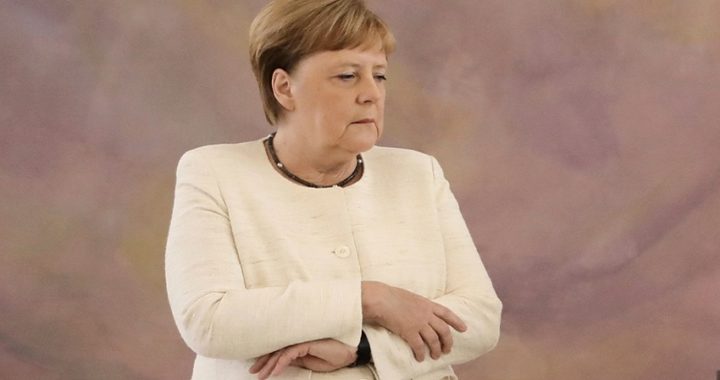 Angela Merkel vuelve a sufrir temblores durante un acto oficial en Berlín
