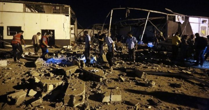 Al menos 44 muertos tras un bombardeo en un centro de migrantes en Trípoli
