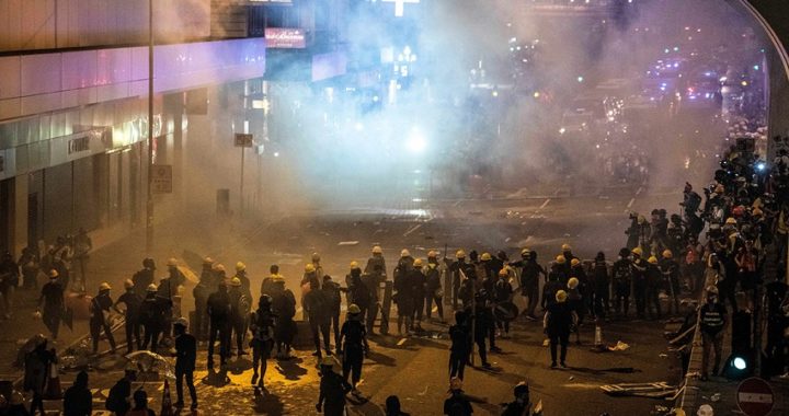 Caos en Hong Kong tras cargar la policía contra los manifestantes en otra jornada de protestas