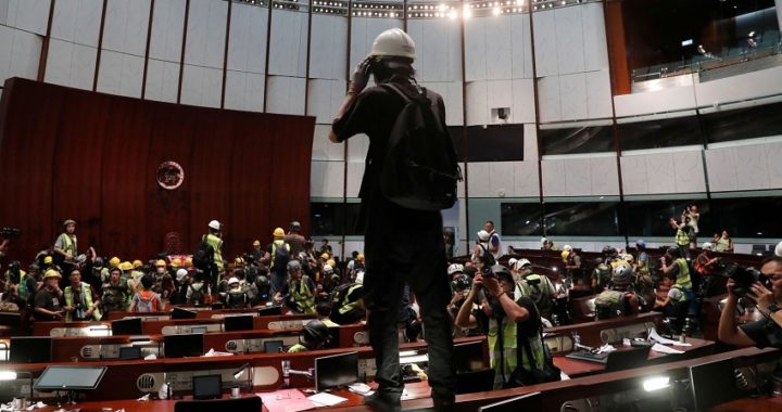 La tensión se eleva en Hong Kong con la toma por la fuerza del Parlamento