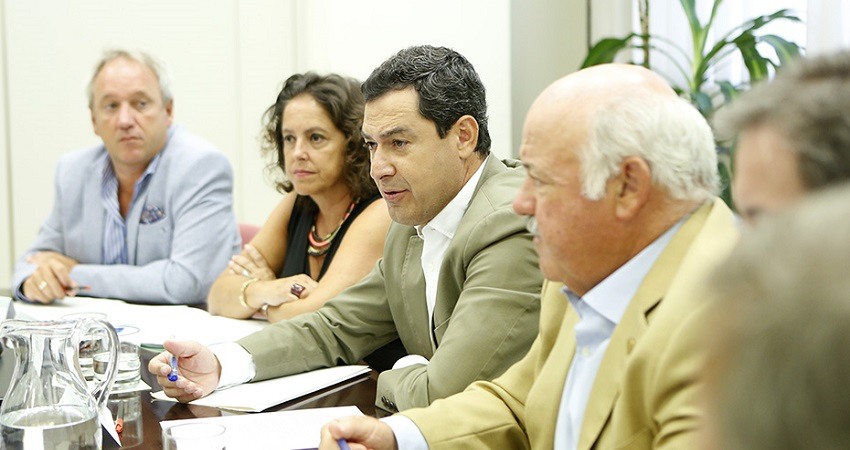 Juanma Moreno preside la reunion de la comisión de seguimiento del brote de listeriosis