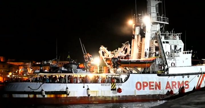 La Fiscalía italiana ordena la incautación del Open Arms y el desembarco de inmigrantes