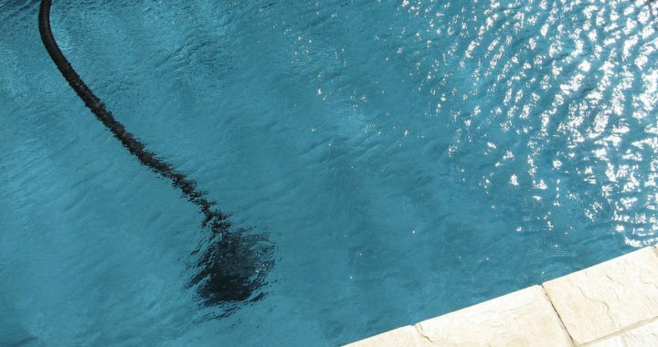 Consejos para escoger correctamente un limpiafondos para tu piscina
