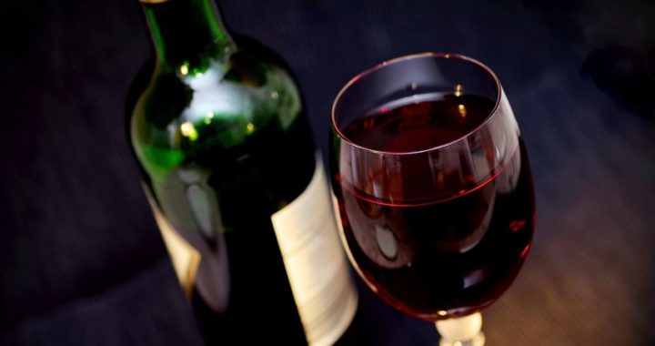 El Gobierno convoca al embajador de EE UU por los aranceles al queso, vino y aceite español