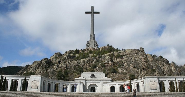 Vox: «La exhumación de Franco es la única emergencia nacional de Sánchez»