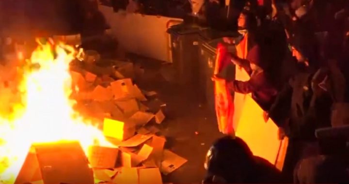 Escenas de guerrilla urbana en Barcelona: el Gobierno avisa de que tomará el control si continúan los disturbios