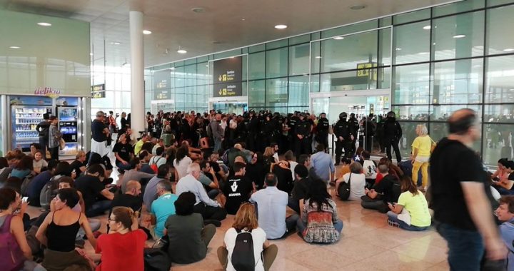 Miles de manifestantes independentistas bloquean los accesos al aeropuerto de Barcelona entre cargas policiales