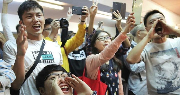 Aplastante victoria de la oposición democrática en las elecciones municipales de Hong Kong