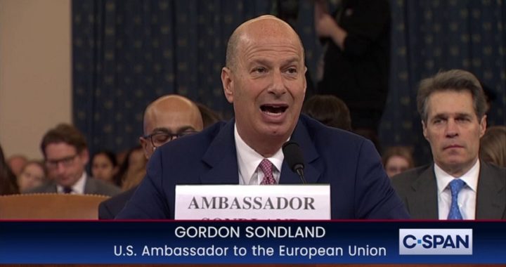 El embajador norteamericano ante la UE reconoce el «quid pro quo» con Ucrania