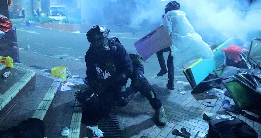 Hong Kong caos entre manifestantes y la policia en universidad