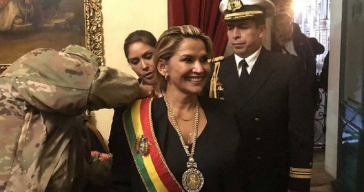 Jeanine Áñez nombra un nuevo Gabinete y renueva la cúpula militar en Bolivia