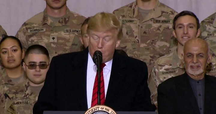 Trump anuncia la reanudación de las conversaciones con los Talibanes en su visita sorpresa a Afganistán