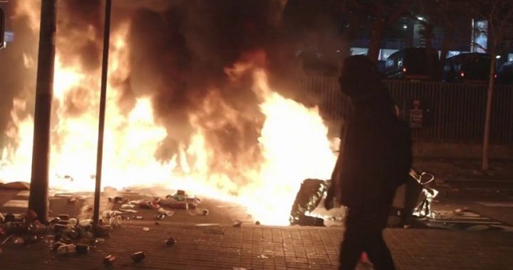 Violentos enfrentamientos cerca del Camp Nou mientras se celebraba el Clásico
