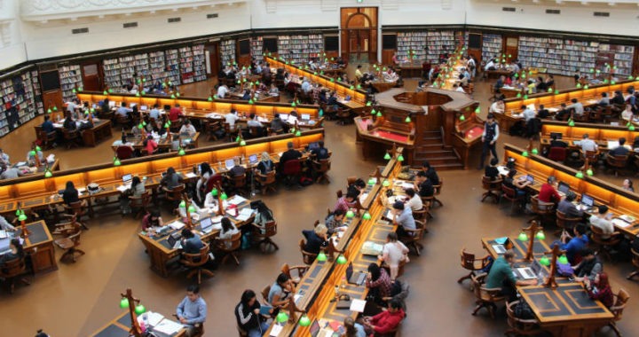 Estudiantes universitarios buscan atajos para acabar antes sus carreras