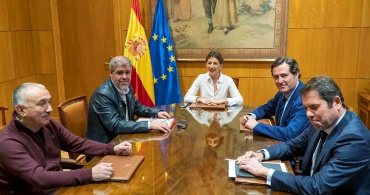 La ministra de Trabajo, Yolanda Díaz, anuncia la subida del Salario Mínimo Interprofesional a 950 euros