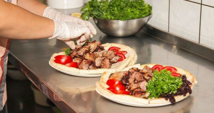 ¿En qué consiste el carnet de manipulador de alimentos y por qué lo necesitas para trabajar en hostelería?