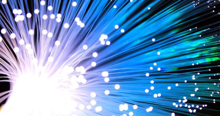 ¿Qué compañía de fibra óptica da cobertura a los pueblos pequeños?