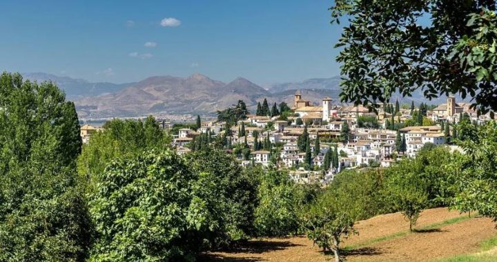 ¿Cuál es la manera más económica de conocer Granada?