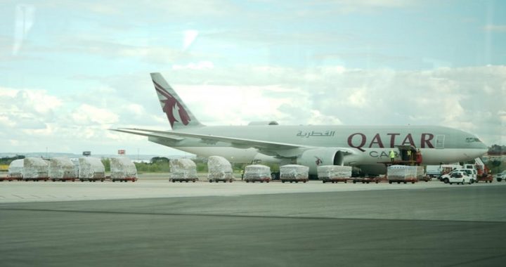La Comunidad de Madrid recibe su primer avión desde China cargado con 58 toneladas de material sanitario para hospitales por el COVID-19