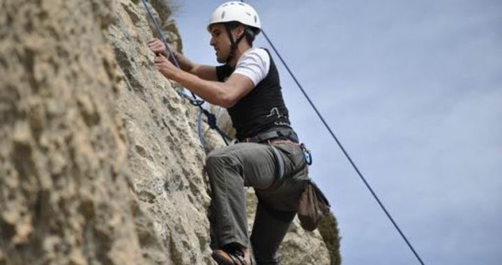 Conoce el equipo básico para la escalada en roca