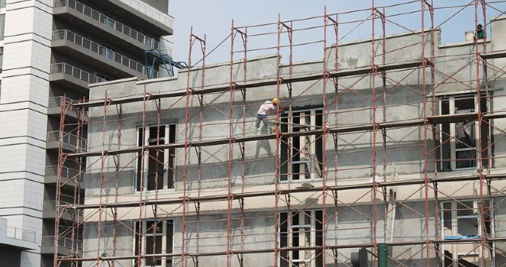 Los expertos lo tienen claro, la rehabilitación de fachadas es mucho mejor con andamios