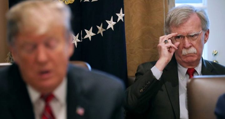 Las cinco acusaciones más explosivas contra Trump en el libro de John Bolton