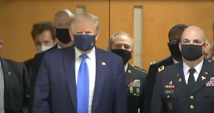 Trump aparece por primera vez con mascarilla, en una visita a un centro médico militar