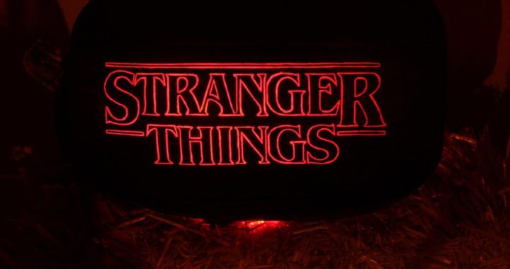 Las gorras de Stranger Things y todo el merchandising de series que triunfa en la actualidad