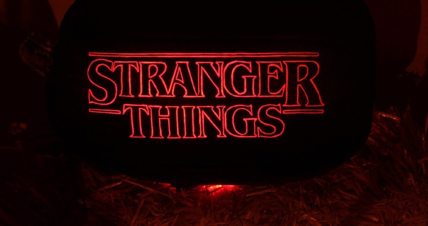 gorras de Stranger Things y todo el merchandising de series que triunfa en la actualidad