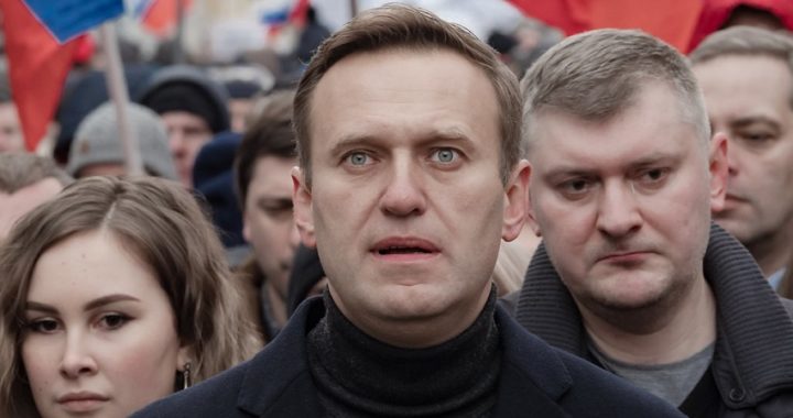 El líder opositor ruso Alexei Navalny, hospitalizado por un presunto envenenamiento