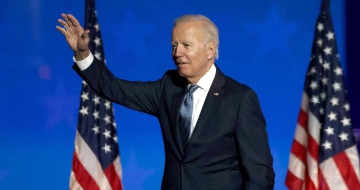 El líder de los republicanos del Senado abandona a Trump y reconoce a Biden como presidente electo