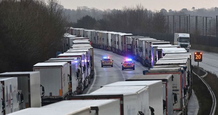 Las autoridades comienzan a desbloquear la situación de los transportistas en el Reino Unido